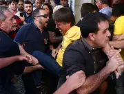 Bolsonaro leva facada durante ato de campanha em J