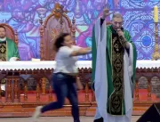 Mulher empurra Padre Marcelo Rossi de altar durant