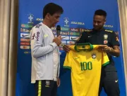 Neymar recebe camisa comemorativa aos 100 jogos na