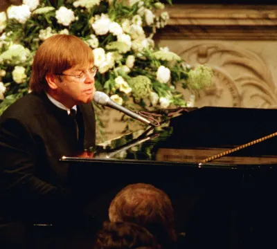​Elton John diz que precisou usar teleprompter para cantar no funeral da princesa Diana