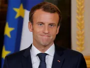 Macron vai ao teatro em Paris e enfrenta protesto 