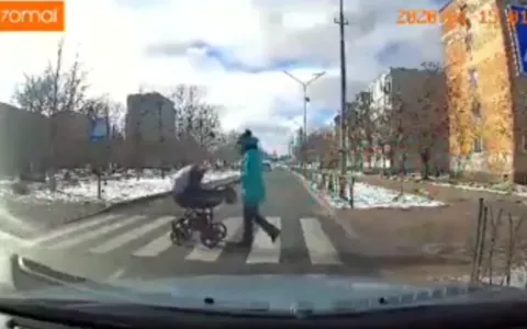 ​Na Ucrânia, motorista bêbado atropela bebê de trê