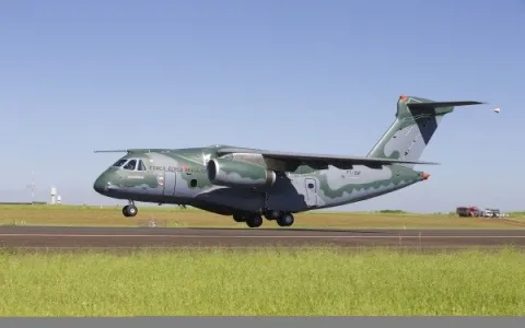 Avião da FAB vai resgatar brasileiros em ilha do C
