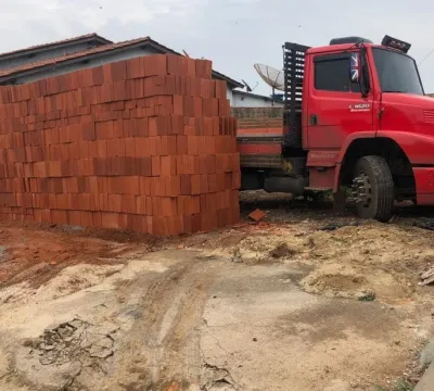 Motorista descarrega 5,5 mil tijolos com ajudante e deixa caminhão preso em lote