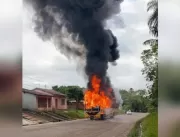 Ônibus pega fogo e assusta população em Castanhal.