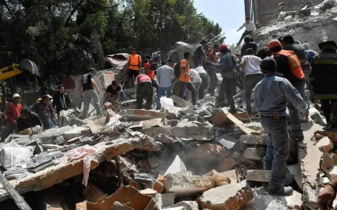 Sobe para 224 o número de mortos em terremoto no M