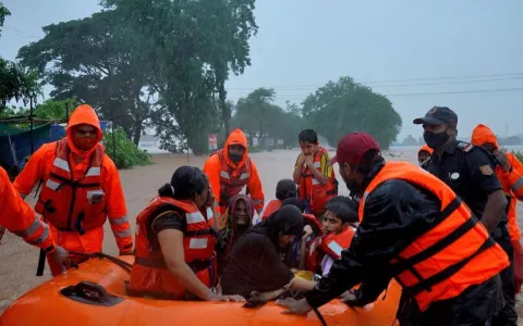 Pelo menos 67 pessoas morrem na Índia em enchentes