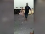  População saqueia peixes de caminhão em Belém 