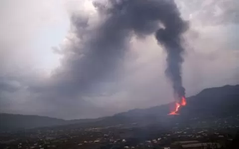 Nove dias após erupção, lava de vulcão Cumbre Viej
