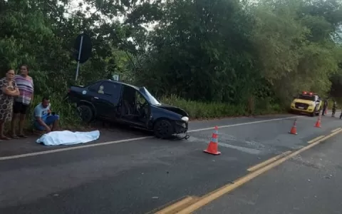 Homem morre em colisão entre carro e micro-ônibus 