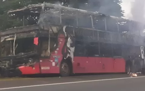 Ônibus do Pará rumo a Florianópolis incendeia na e