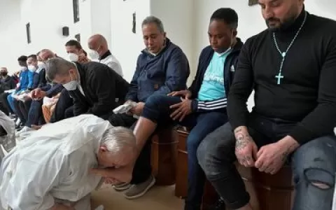 Papa visita prisão italiana para tradicional missa