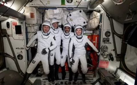 Cápsula da SpaceX retorna com 4 astronautas após m