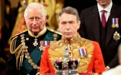 Príncipe Charles lê discurso da rainha ao Parlamen