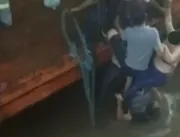 Mulher cai em rio ao se apressar para subir em bal