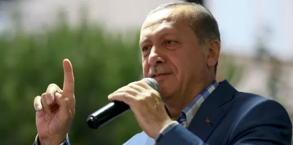 Em telefonema com Putin, Erdogan oferece sediar en