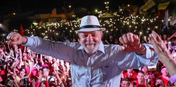 Lula vence no primeiro turno com 52% dos votos vál