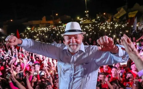 Lula vence no primeiro turno com 52% dos votos vál