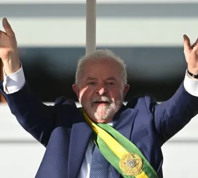 Lula revoga atos de Bolsonaro e pede reavaliação de sigilos