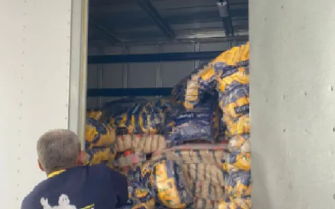 Escola doa cerca de 15 toneladas de alimentos aos 