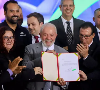 Lula assina projeto de lei que regulamenta trabalho de transporte por aplicativo