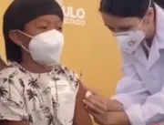 Criança indígena é primeira a ser vacinada no Bras