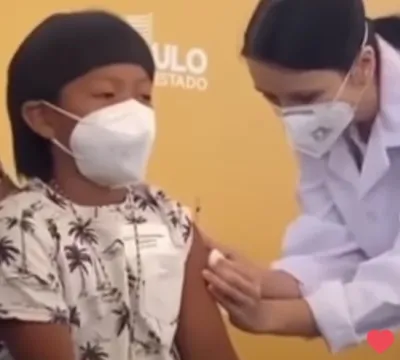 Criança indígena é primeira a ser vacinada no Bras