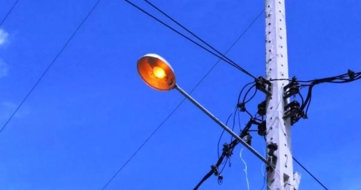 Lâmpadas acesas durante o dia ou apagadas à noite são de responsabilidade  da Prefeitura - Jornal Leopoldinense