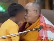 ​Dalai Lama beija criança na boca e pede para chup