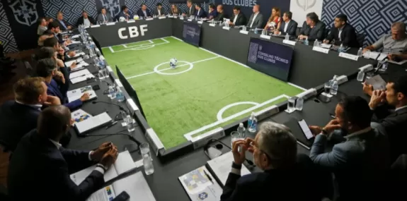 CBF suspende Brasileiro a pedido de 15 clubes por 