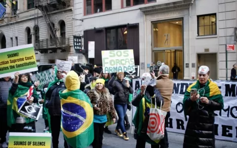 Manifestantes brasileiros protestam em Nova York  
