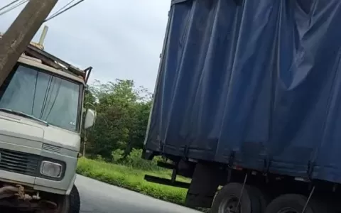 Acidente entre caminhões interdita pista da Av.Per