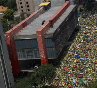 Apoiadores de Bolsonaro lotam a Av. Paulista