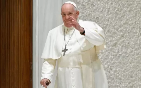Papa Francisco passa por exames em hospital após d