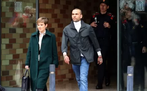 Daniel Alves deixa prisão em Barcelona após pagame
