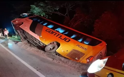 Acidente na BR-262: Ônibus da Viação Gontijo tomba