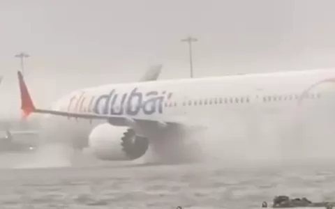 ​Forte chuva inunda pátio do Aeroporto de Dubai e 