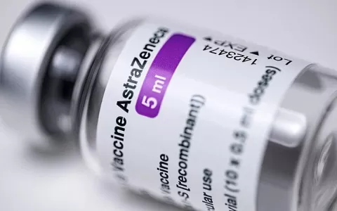 AstraZeneca admite efeito colateral raro na vacina