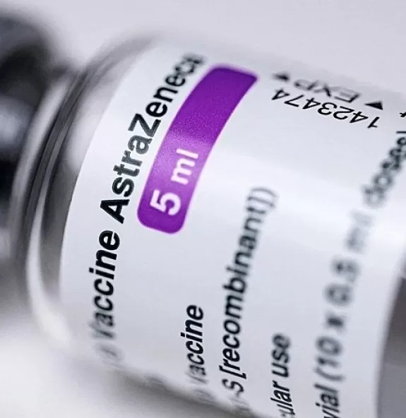 AstraZeneca admite efeito colateral raro na vacina