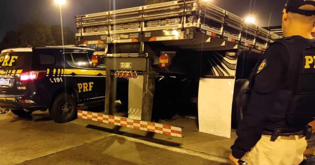 Caminhão com traseira arqueada é flagrado no PR - Trucão Comunicação em  Transporte