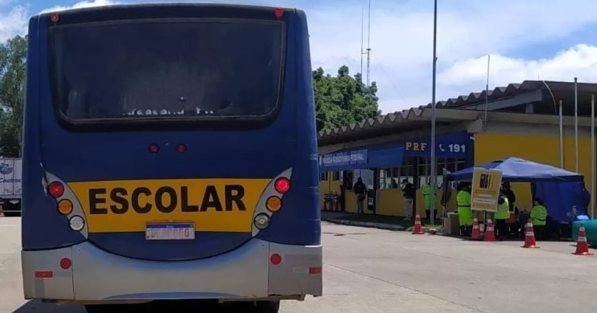 PRF flagra ônibus escolar transportando pessoas que voltavam de