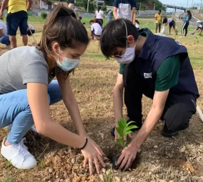Amom Mandel planta árvore de número 1,6 mil do Projeto Galho Forte em Manaus  