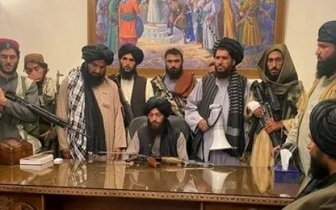 Talibã começa perseguição a jornalistas no Afegani