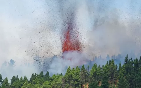 Vulcão Cumbre Vieja entra em erupção no Arquipélag