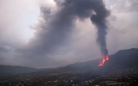 Nove dias após erupção, lava de vulcão Cumbre Viej