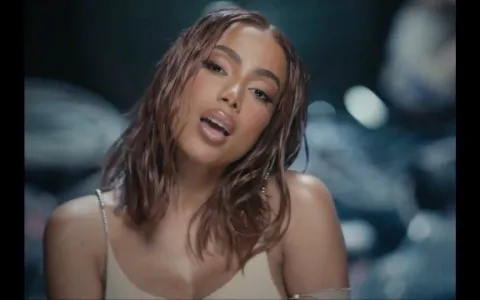 Anitta lança o clipe de Faking love com a rapper S