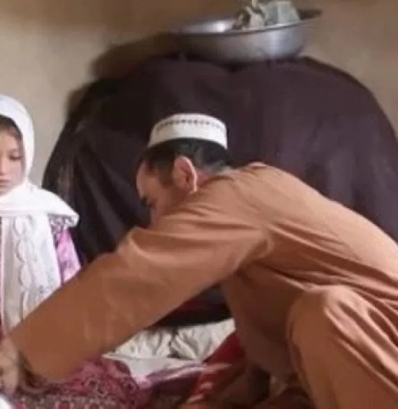 Sem ter o que comer, família afegã vende filha de 