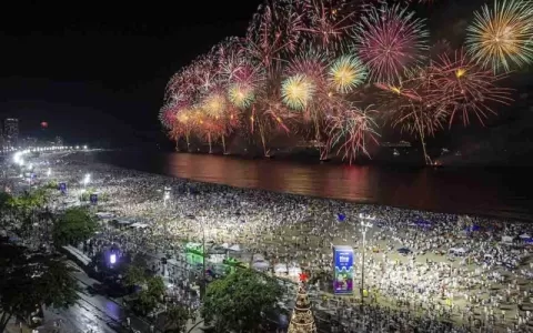 Veja como foi a queima de fogos em Copacabana