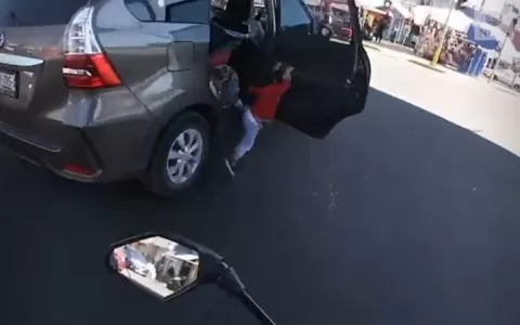 Vídeo: porta de carro abre e criança fica pendurad