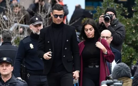 Cristiano Ronaldo anuncia perda de um dos filhos g
